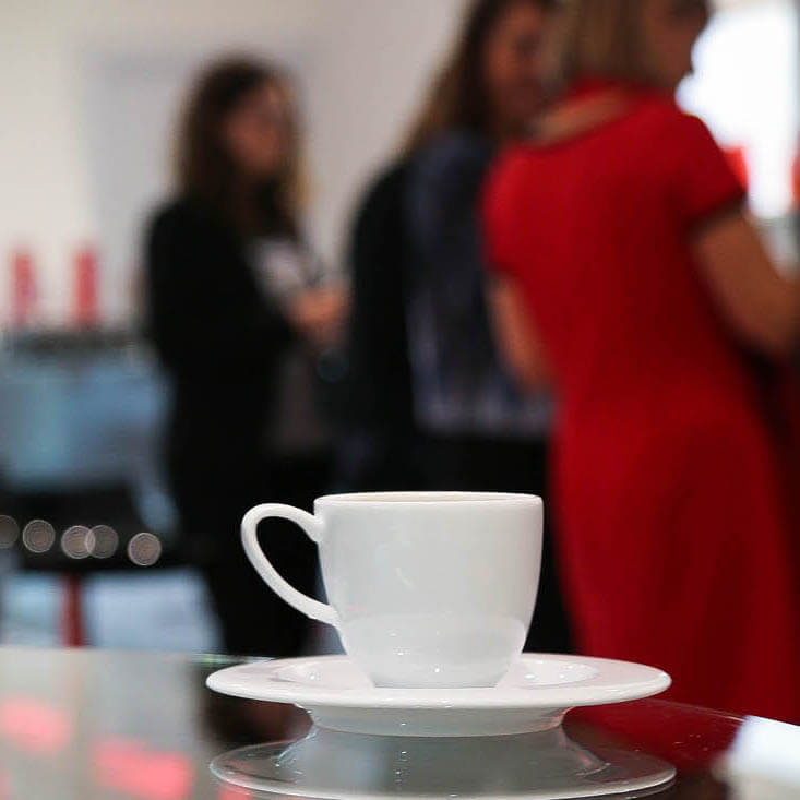 Relax in pausa aziendale con tazzina di caffé in primo piano