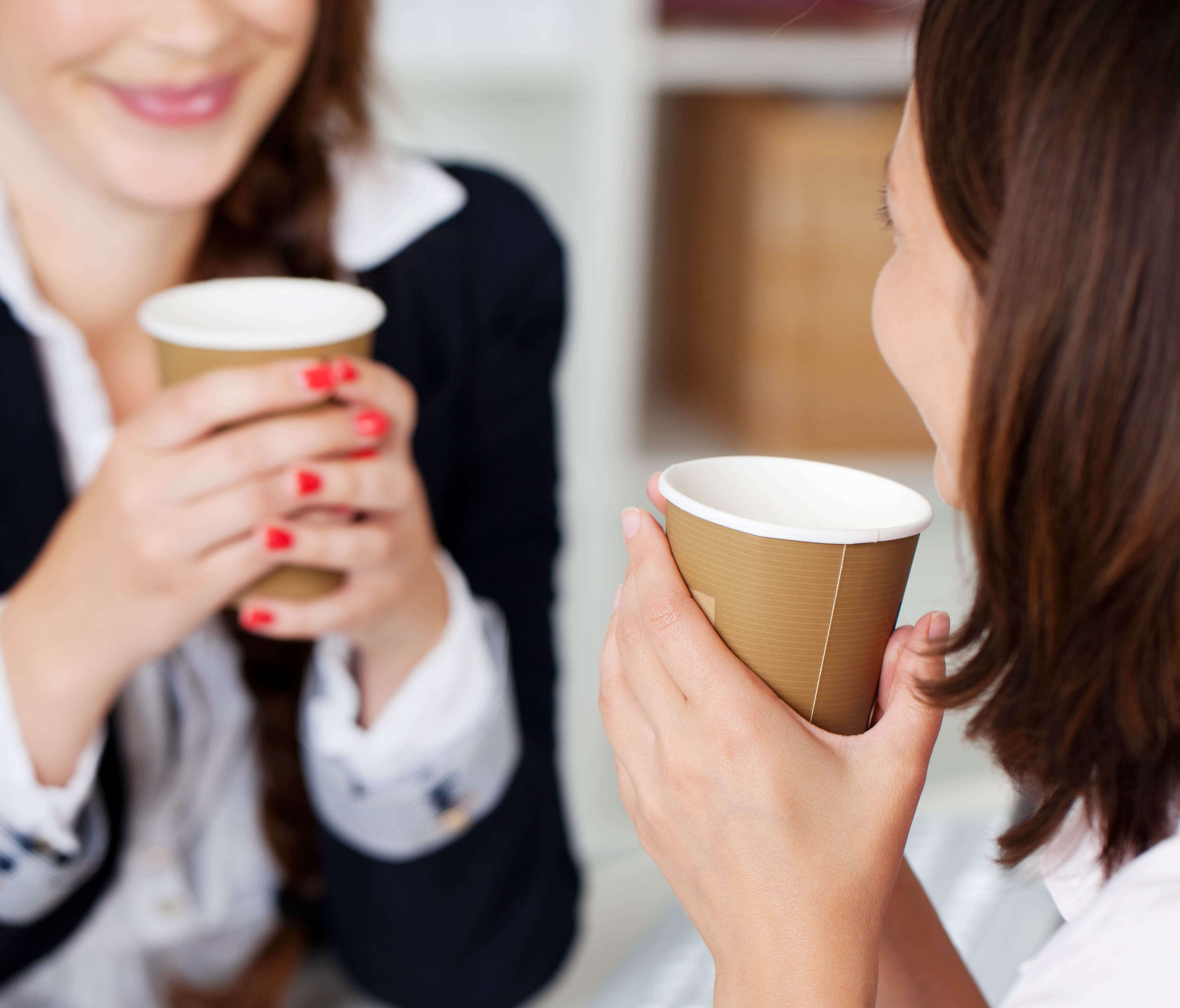 Due colleghe sorridenti in Pausa Caffé